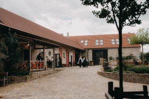 svatebni foceni v statek Šemíkovice